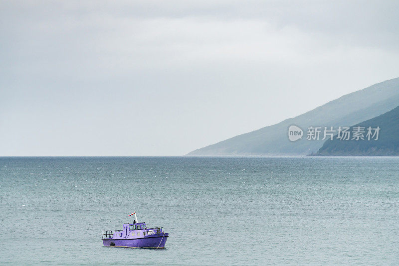 船在海上停泊