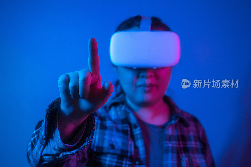 女性佩戴虚拟现实头盔或vr眼镜，未来教育技术的概念。