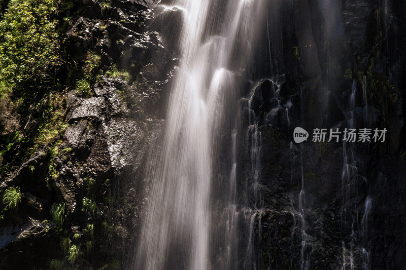 在一个美丽的夏日里，Raba?al附近的山上的Risco瀑布和马德拉岛的Levada do Risco步道