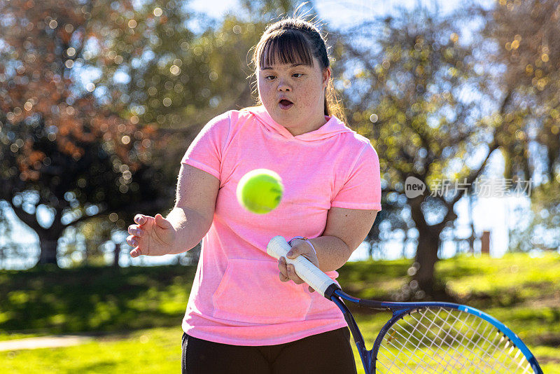 患有唐氏综合症的女孩打网球