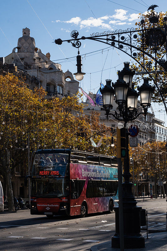红色双层观光旅游巴士在路上巴塞罗那旅游巴士