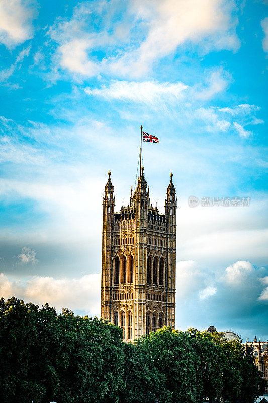 英国国旗在伦敦议会大厦飘扬
