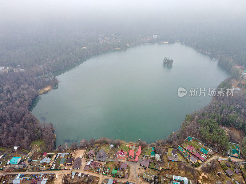 鸟瞰，湖畔村，秋色如画