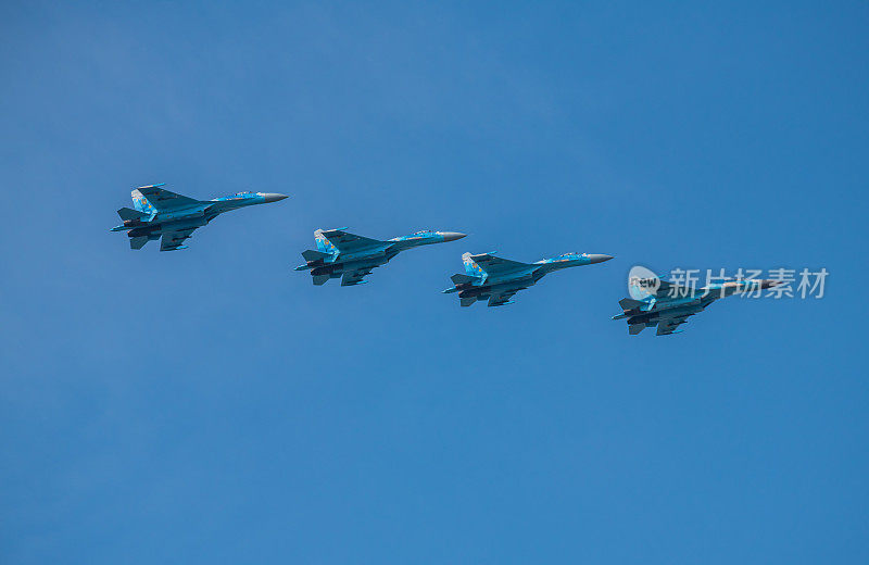 在乌克兰独立30周年阅兵式上，一群飞机在基辅蓝天下冒着彩色烟雾飞行