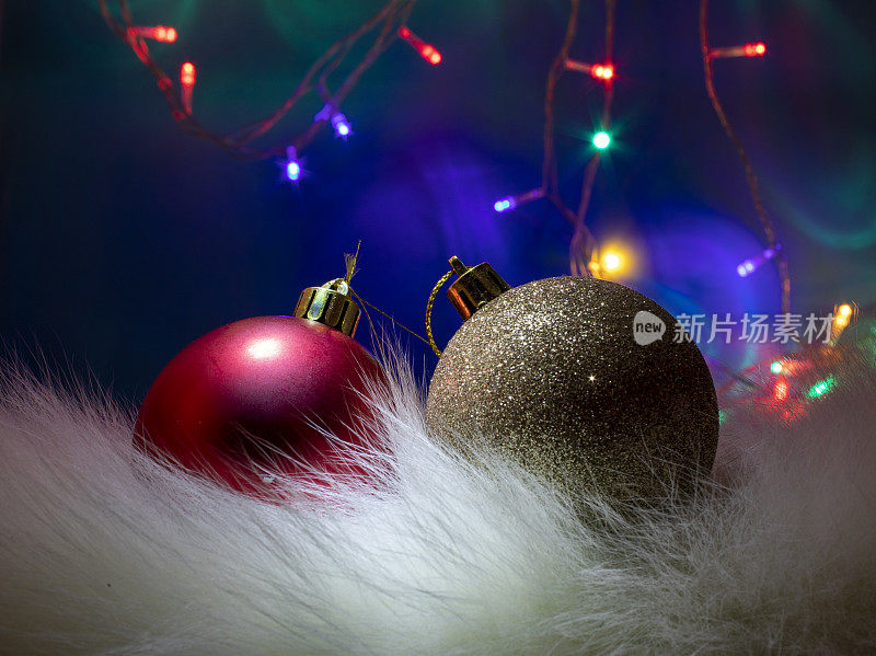 圣诞节灯泡。金色和红色球圣诞装饰在蓝色的背景。