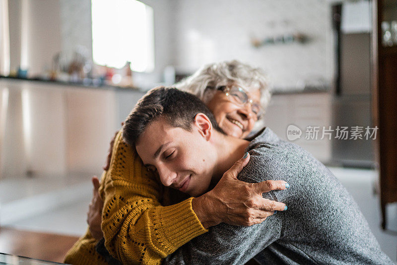 祖母和孙子在家里拥抱