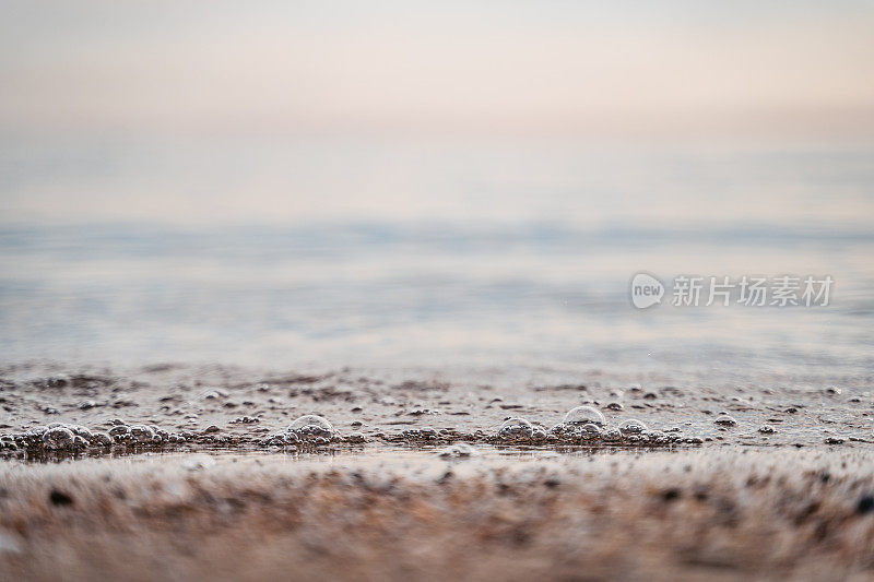 海浪拍打着海岸