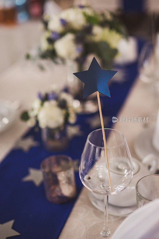 婚礼花饰和桌上的星星。