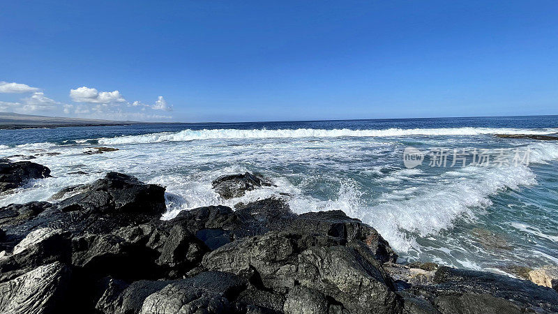 潮水冲击着夏威夷大岛的海岸