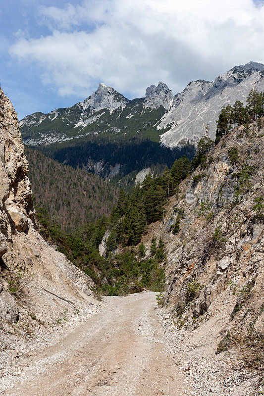 奥地利的山路，背景是维特斯坦山脉