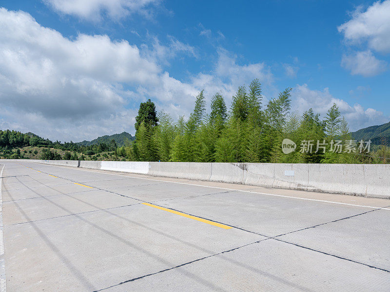 蓝天白云下绿油油的马路