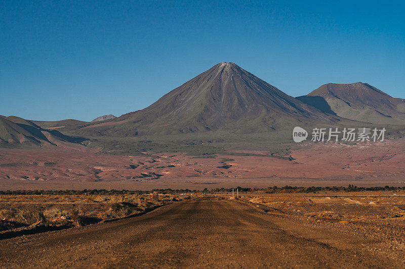 通往阿塔卡马利坎卡布尔火山的道路