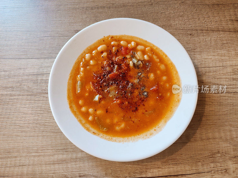 传统的土耳其辣海军豆菜在伊斯坦布尔土耳其