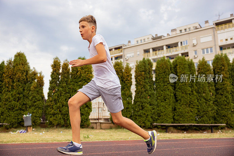 孩子在跑道上冲刺。全速奔跑。