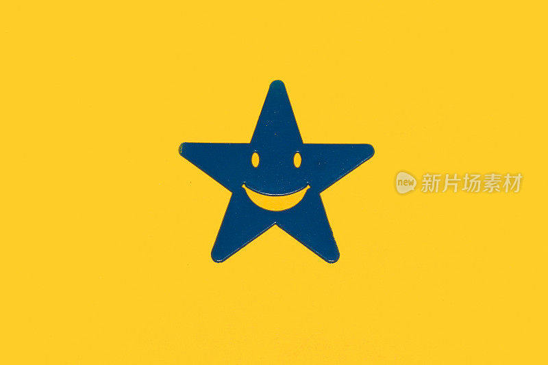 蓝色的星星在黄色的背景，创造性的艺术设计