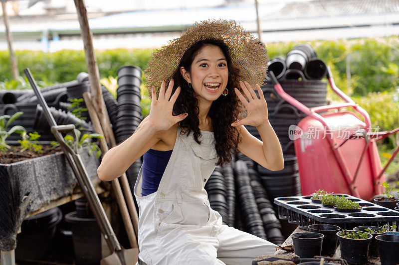 肖像的妇女宣传有机蔬菜在分配的花园。