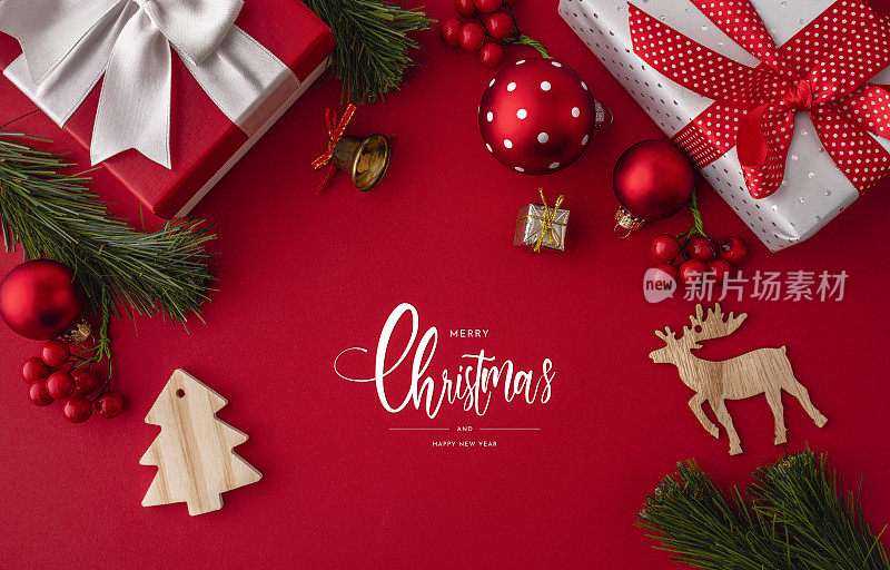 圣诞礼物、装饰品、装饰物平铺在红色的背景上