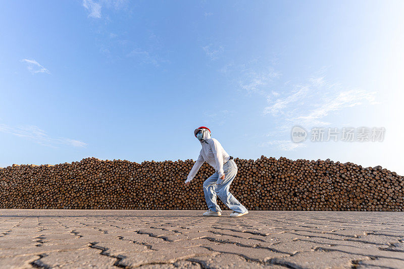 一名蒙面女子在木材堆垛区跳了起来