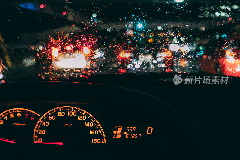 在一个雨夜开车的画面，从车窗看出去