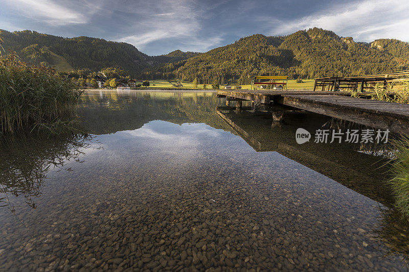 奥地利威森湖清澈的湖水。