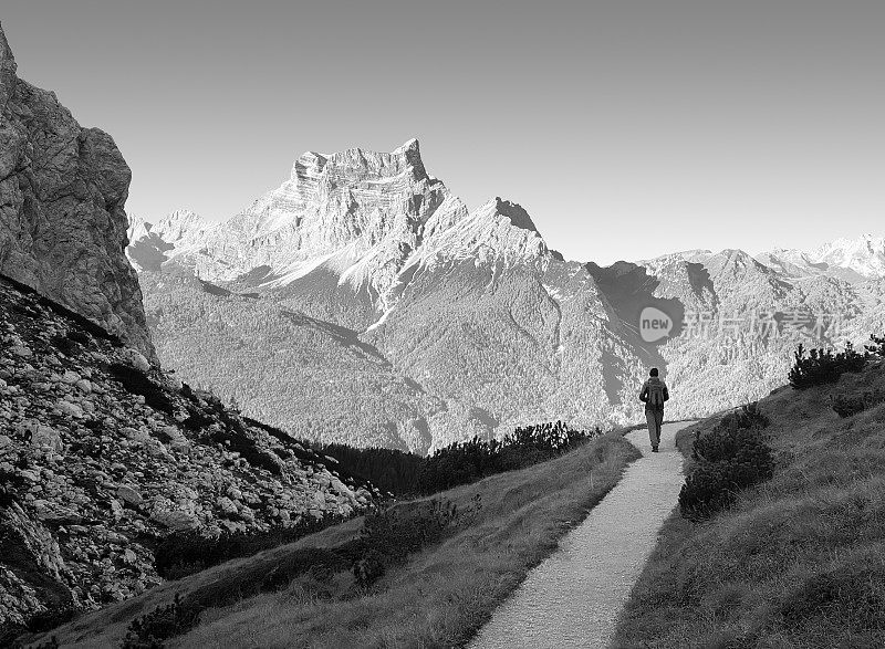 山的风景。登山者走在山路上。