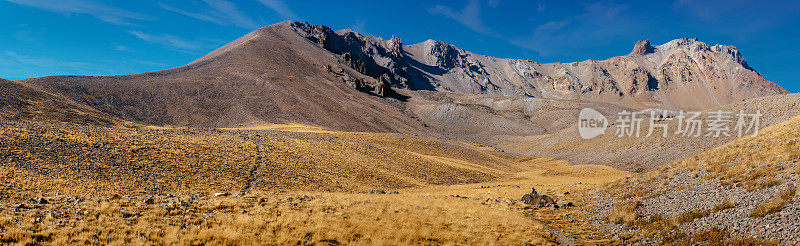 厄西耶斯山令人惊叹的全景景观。这是一座不活跃的火山:山脉、石质斜坡、熔岩流形成的岩石山峰。土耳其开塞里省。
