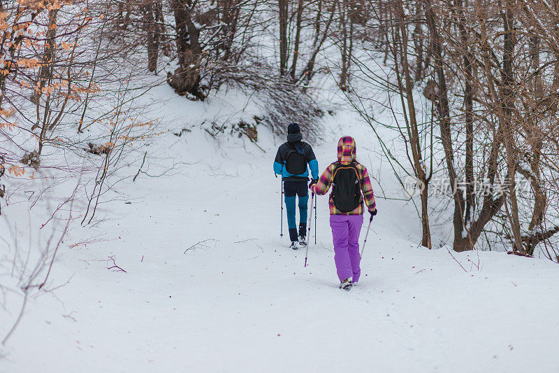 两个面目全非的徒步旅行者正从雪山上爬下来