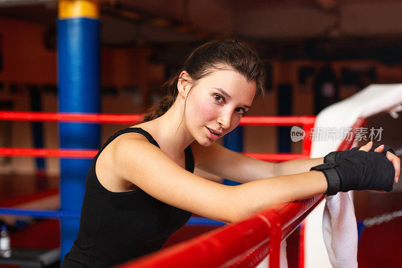 女拳击手在健身房的肖像
