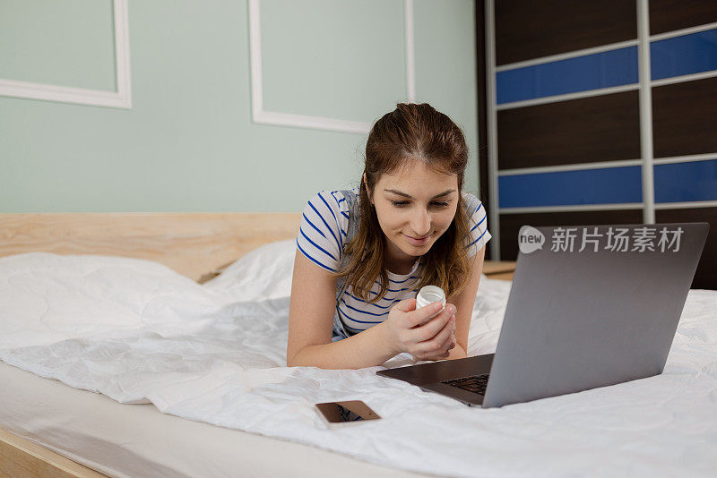 年轻女子在网上宣传服用维生素