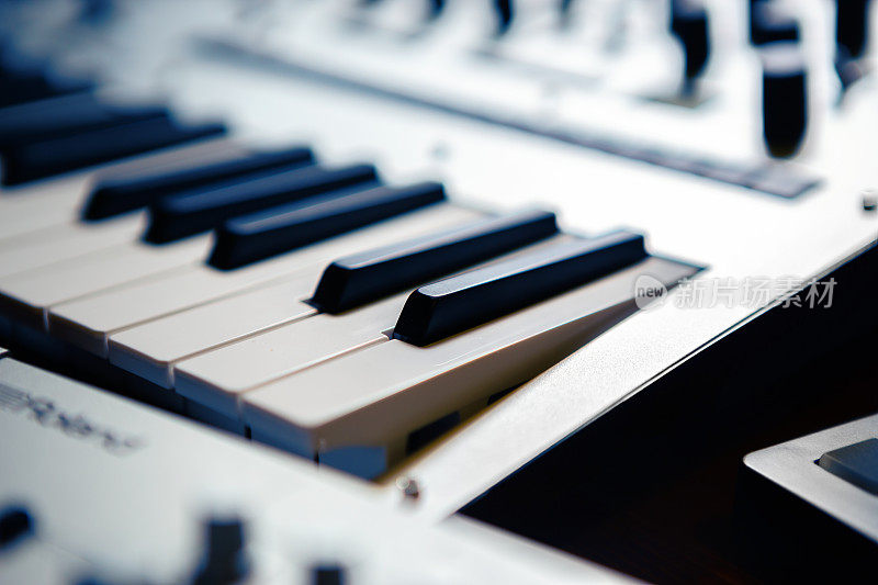 录音棚的电子合成器钢琴键盘。钢琴家用的现代数字合成器