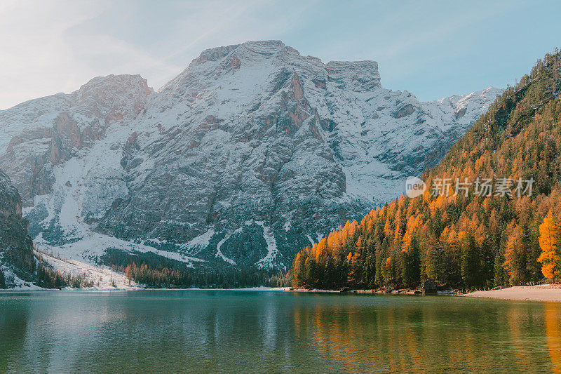 冬天的拉戈迪布雷斯湖的风景