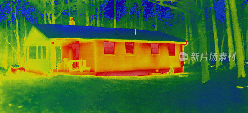 屋顶和地基的隔热性能很差。用红外摄像机拍摄的房屋外观显示，在较亮的区域散发出更多的热量。