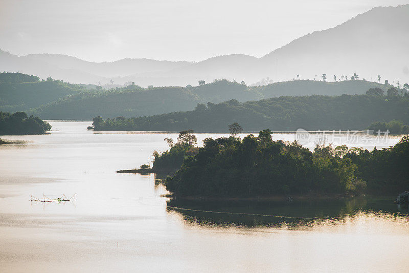 在越南雾蒙蒙的早晨，一条河的景色。