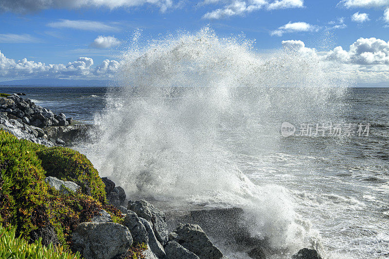 汹涌的海浪冲击着加利福尼亚海岸
