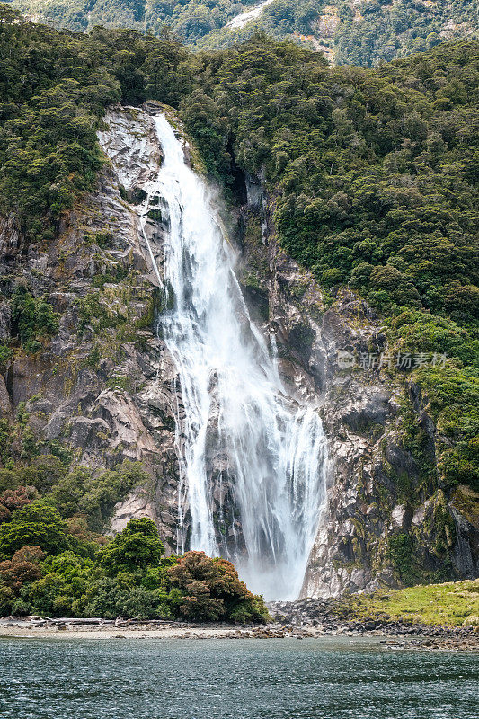 鲍恩瀑布在新西兰的米尔福德海湾
