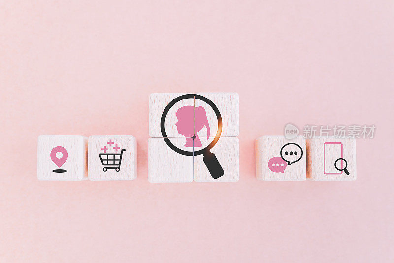 粉色女士的内部放大镜图标在木块上与其他商业图标的买家角色和目标客户的概念，买家或客户的心理轮廓或特征
