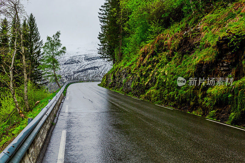 山路。下雨了。湿滑的沥青。挪威