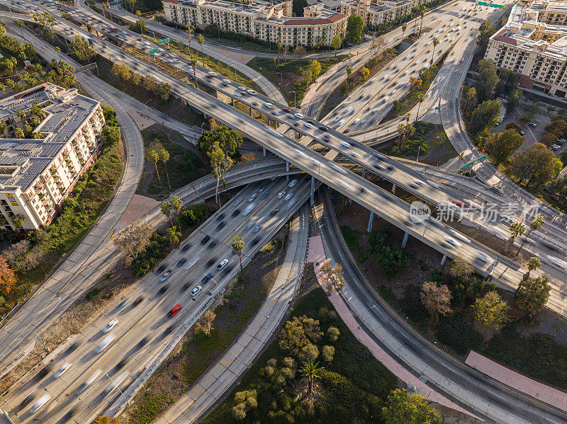 洛杉矶高速公路交汇处的交通，鸟瞰图