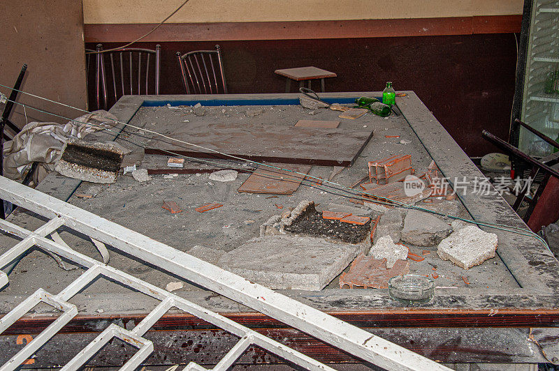 地震中有碎片掉落的台球桌
