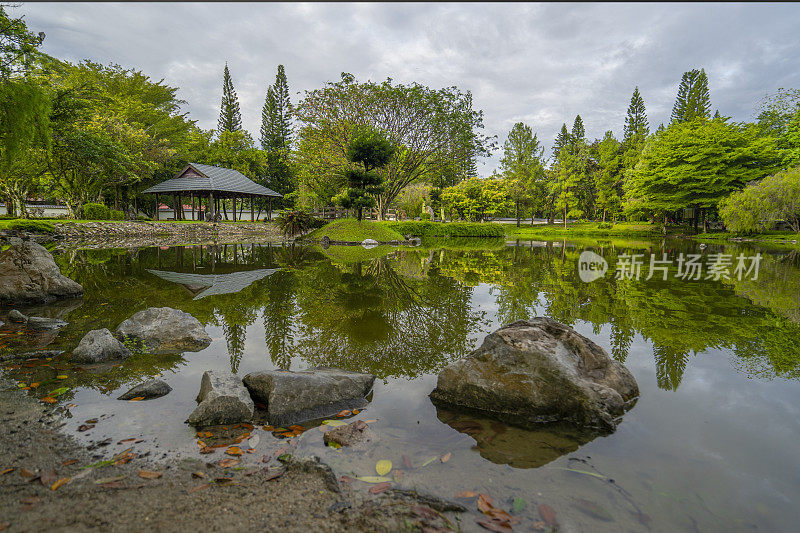 在早晨的天空下，湖泊的风景