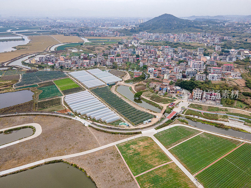 现代农业种植园、河流和城镇鸟瞰图