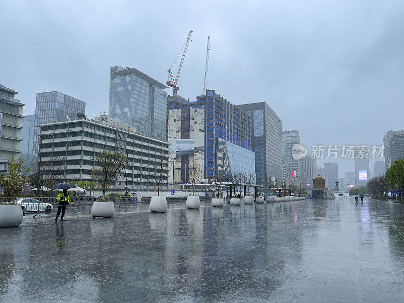 首尔市中心的雨天