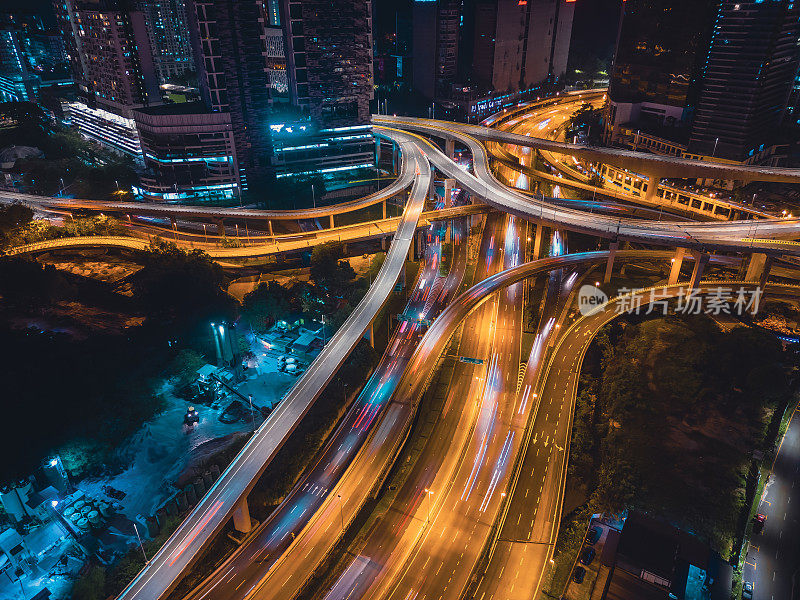 无人机视图直接在夜景城市与高架公路桥梁交叉路口