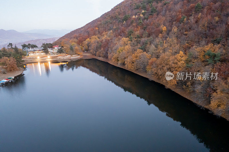 无人机在Boraboy拍摄的美丽的秋天湖面反射的鸟瞰图，它就像墙纸一样