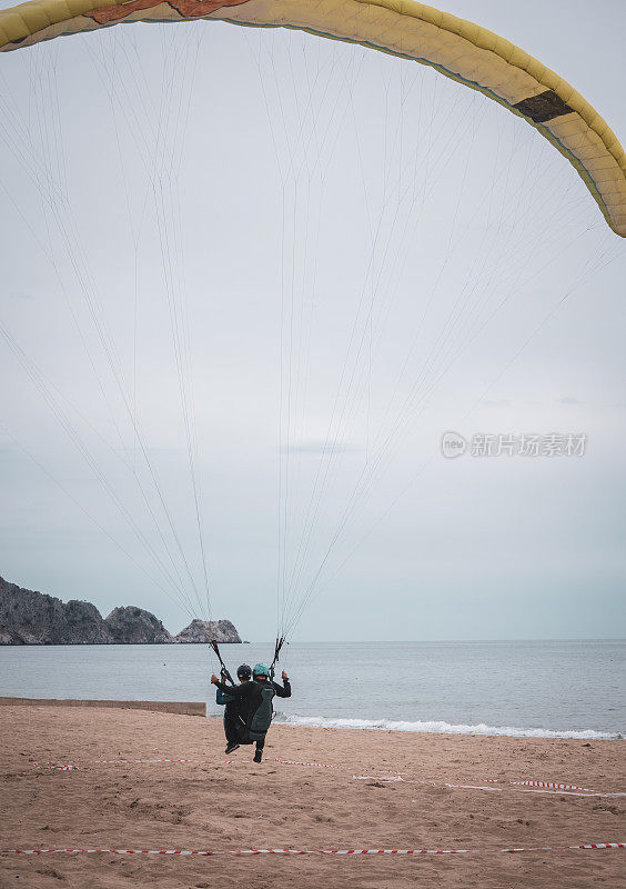 近距离拍摄滑翔伞降落在海滩上