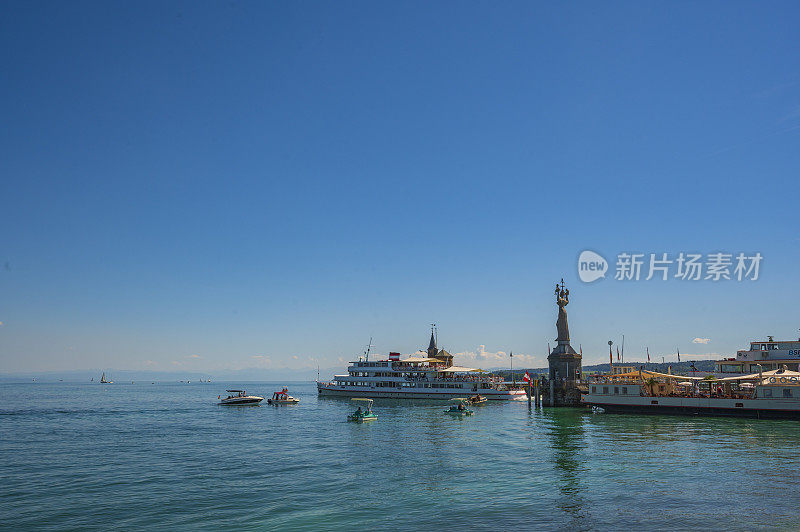 夏季从康斯坦茨港口眺望博登湖