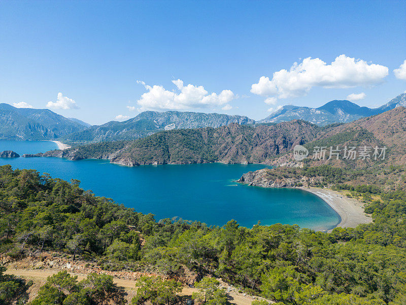 山景与天然心形海岸相映成趣，山峦连绵，布满松林。