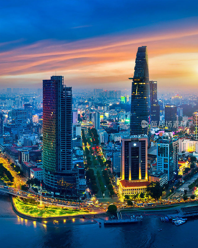 越南胡志明市或西贡市黄昏全景。