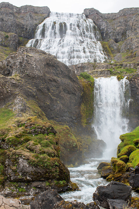 冰岛的Dynjandi瀑布，前景中有较小的瀑布