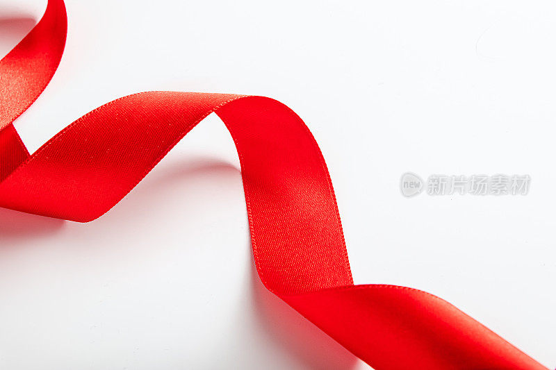 红色丝带包装礼物在白色的背景。